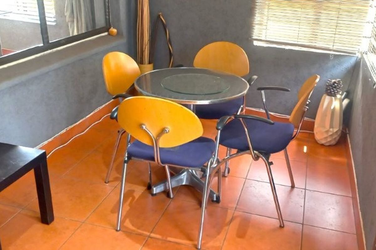 Stunning 4-Bedroom Family Home with 2-bedroom Cottage in Lenasia - Photo 2