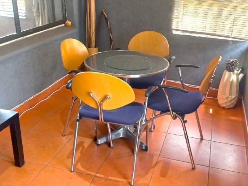 Stunning 4-Bedroom Family Home with 2-bedroom Cottage in Lenasia - Photo 2