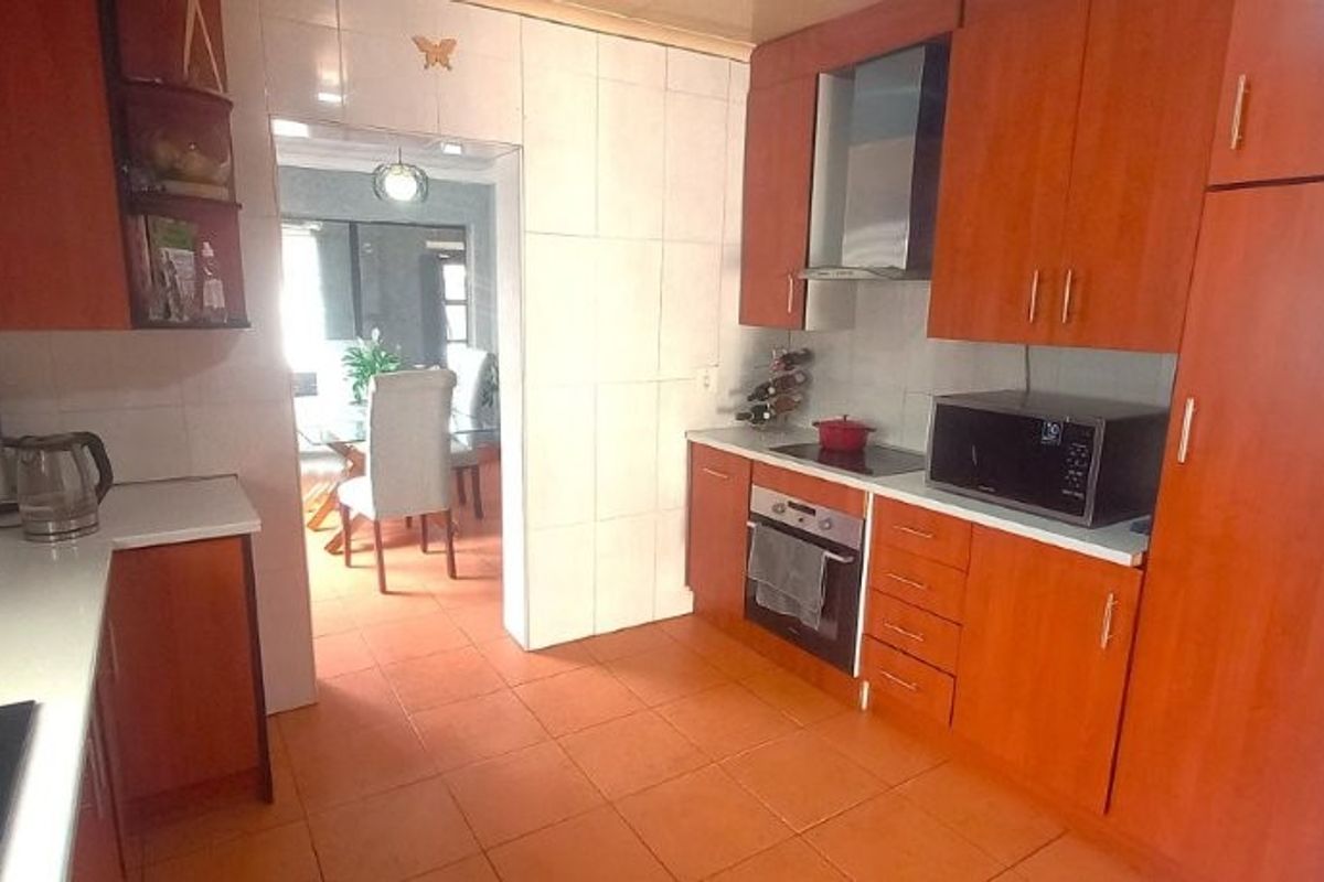 Stunning 4-Bedroom Family Home with 2-bedroom Cottage in Lenasia - Photo 5