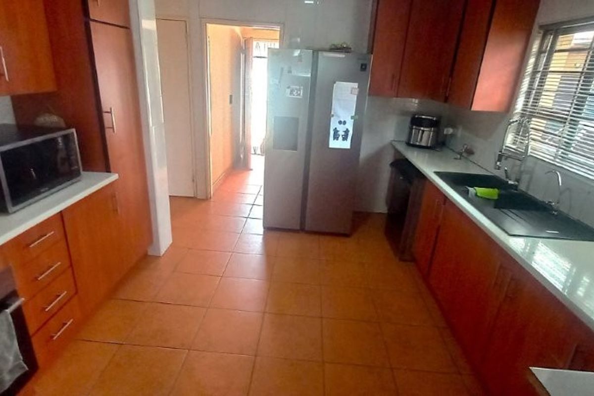 Stunning 4-Bedroom Family Home with 2-bedroom Cottage in Lenasia - Photo 4