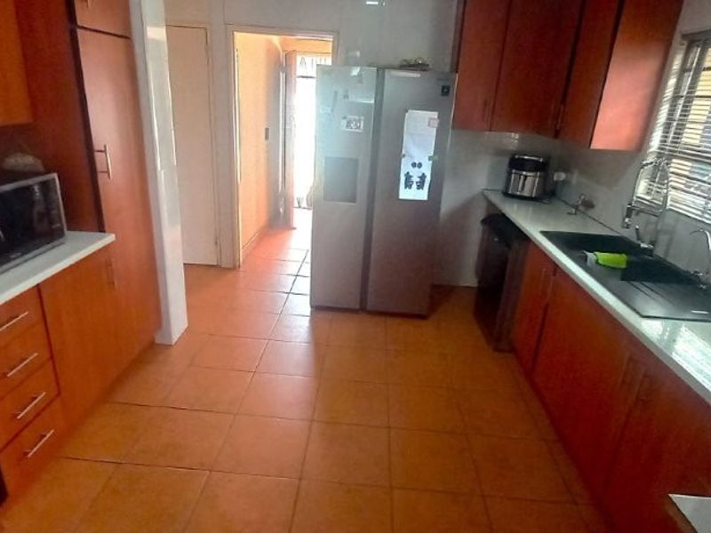 Stunning 4-Bedroom Family Home with 2-bedroom Cottage in Lenasia - Photo 4