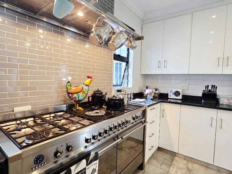 Dual Mandate...Six Bedroom En-Suite Masterpiece – A Fairytale Residence of Distinction in Prime Wilkoppies - Photo 10