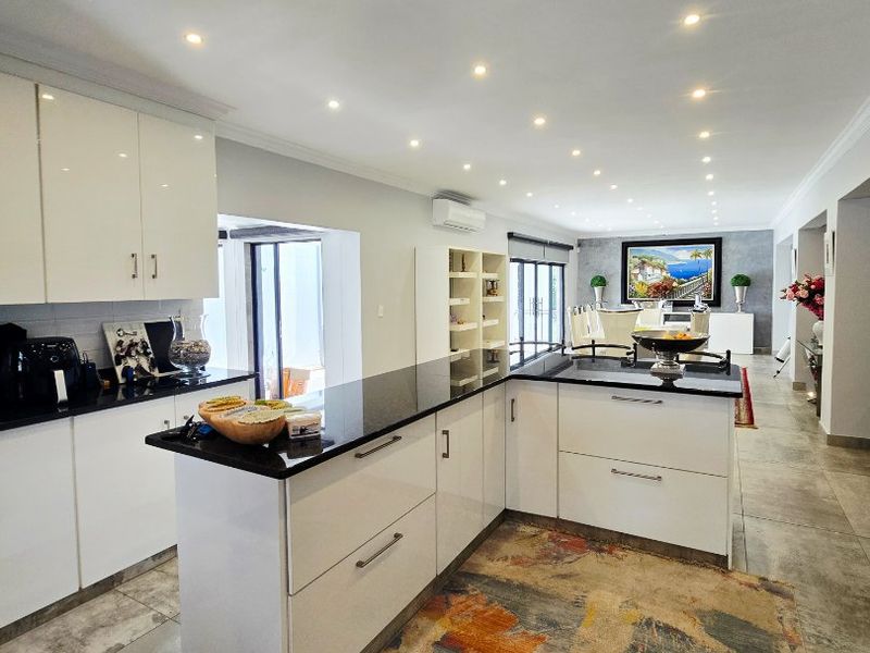 Dual Mandate...Six Bedroom En-Suite Masterpiece – A Fairytale Residence of Distinction in Prime Wilkoppies - Photo 7