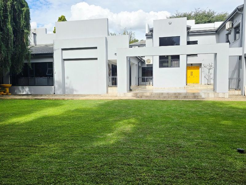 Dual Mandate...Six Bedroom En-Suite Masterpiece – A Fairytale Residence of Distinction in Prime Wilkoppies - Photo 3