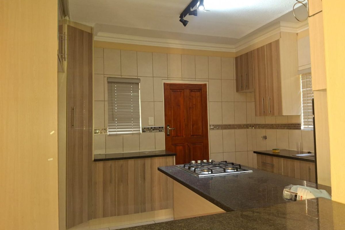 Stunning 3 bedroom 2 bathroom property for rental  - Photo 2