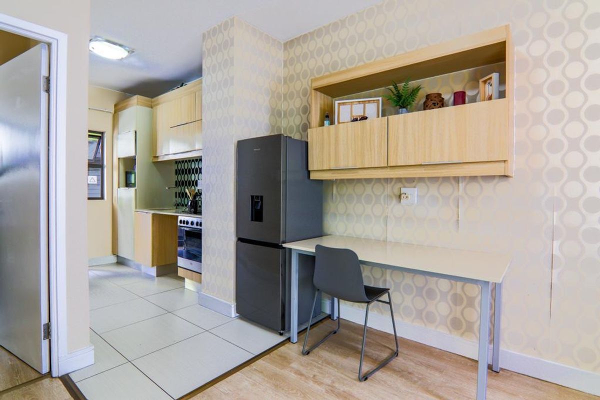 Fully furnished 1 bedroom apartment in Rivonia. - Photo 2