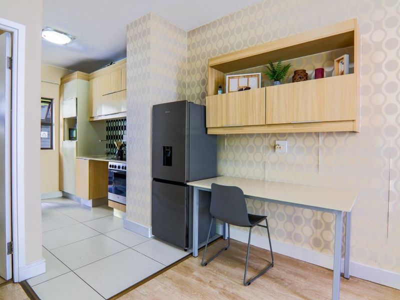 Fully furnished 1 bedroom apartment in Rivonia. - Photo 2