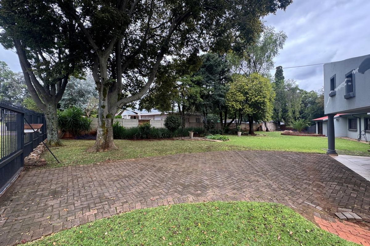 Modern 3 Bedroom Family Home  - Photo 2