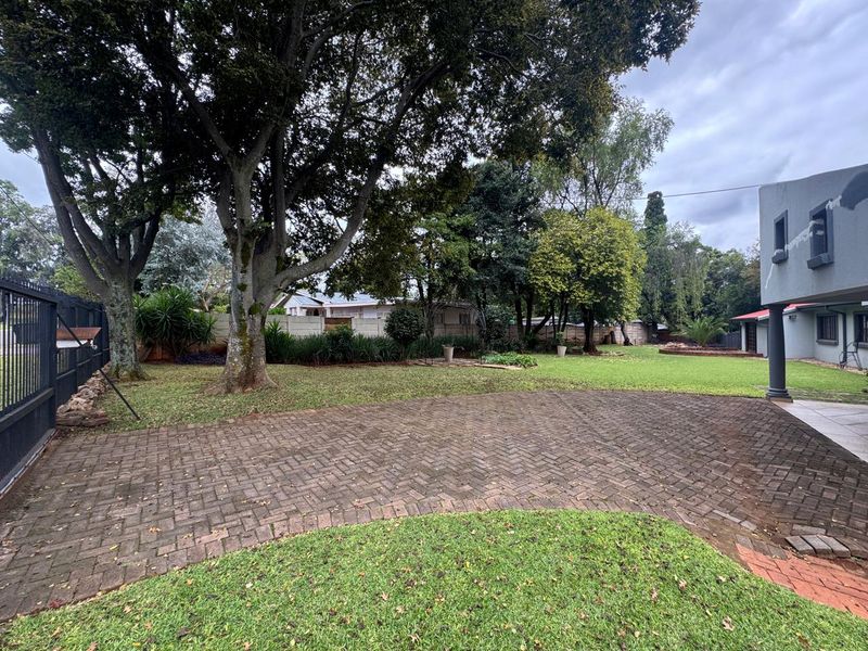 Modern 3 Bedroom Family Home  - Photo 2