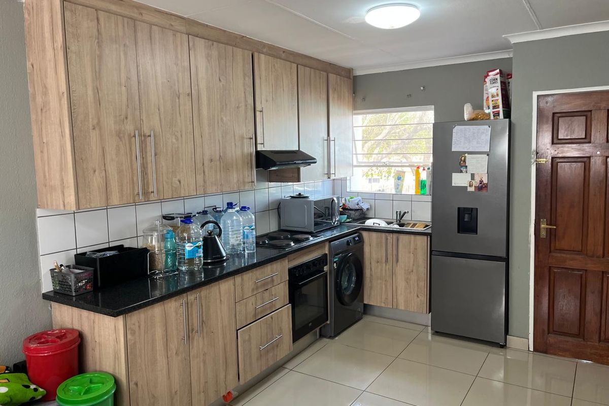 BEAUTFUL 3 BEDROOM TOWNHOUSE FOR SALE IN REMBRANDT PARK - Photo 3