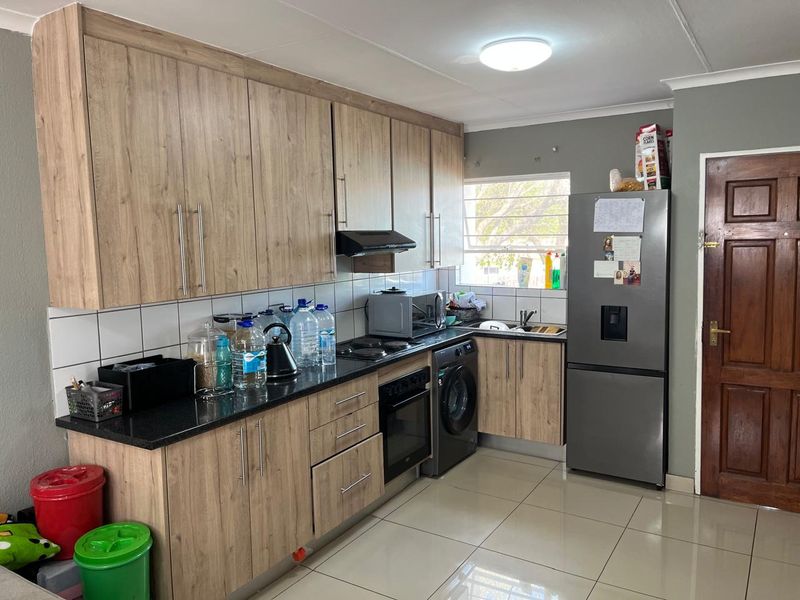 BEAUTFUL 3 BEDROOM TOWNHOUSE FOR SALE IN REMBRANDT PARK - Photo 3