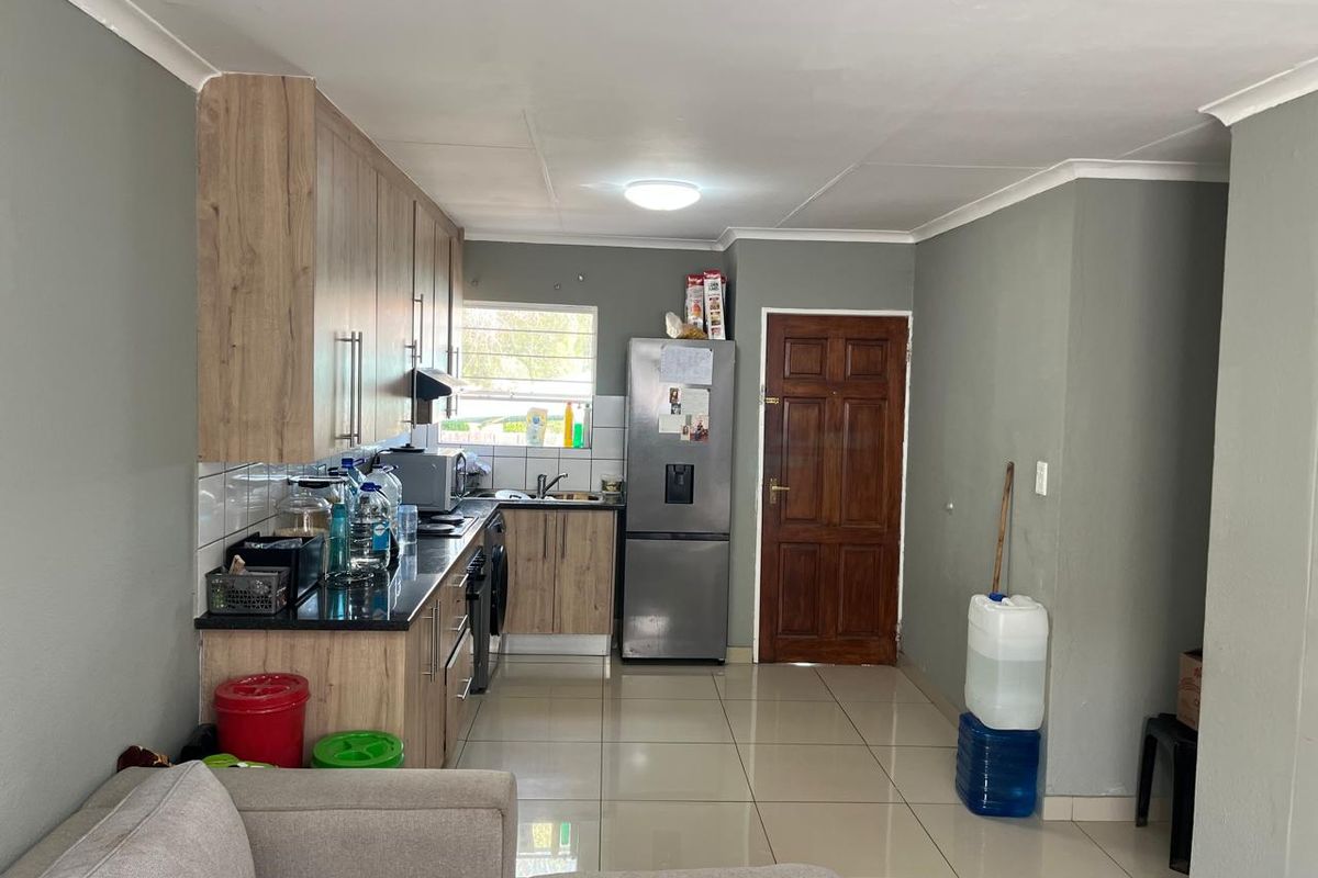 BEAUTFUL 3 BEDROOM TOWNHOUSE FOR SALE IN REMBRANDT PARK - Photo 2