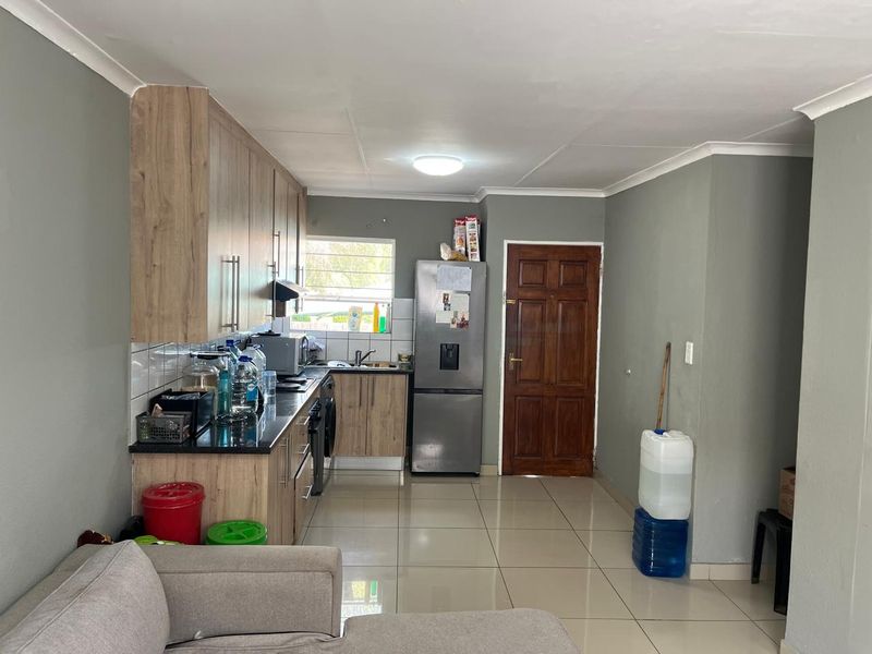 BEAUTFUL 3 BEDROOM TOWNHOUSE FOR SALE IN REMBRANDT PARK - Photo 2