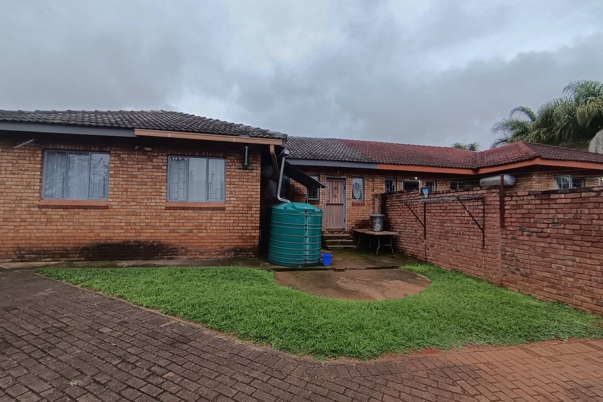 Stylish & Move-In Ready 3-Bedroom Home with Solar, Lapa & Staff Quarters! - Photo 4