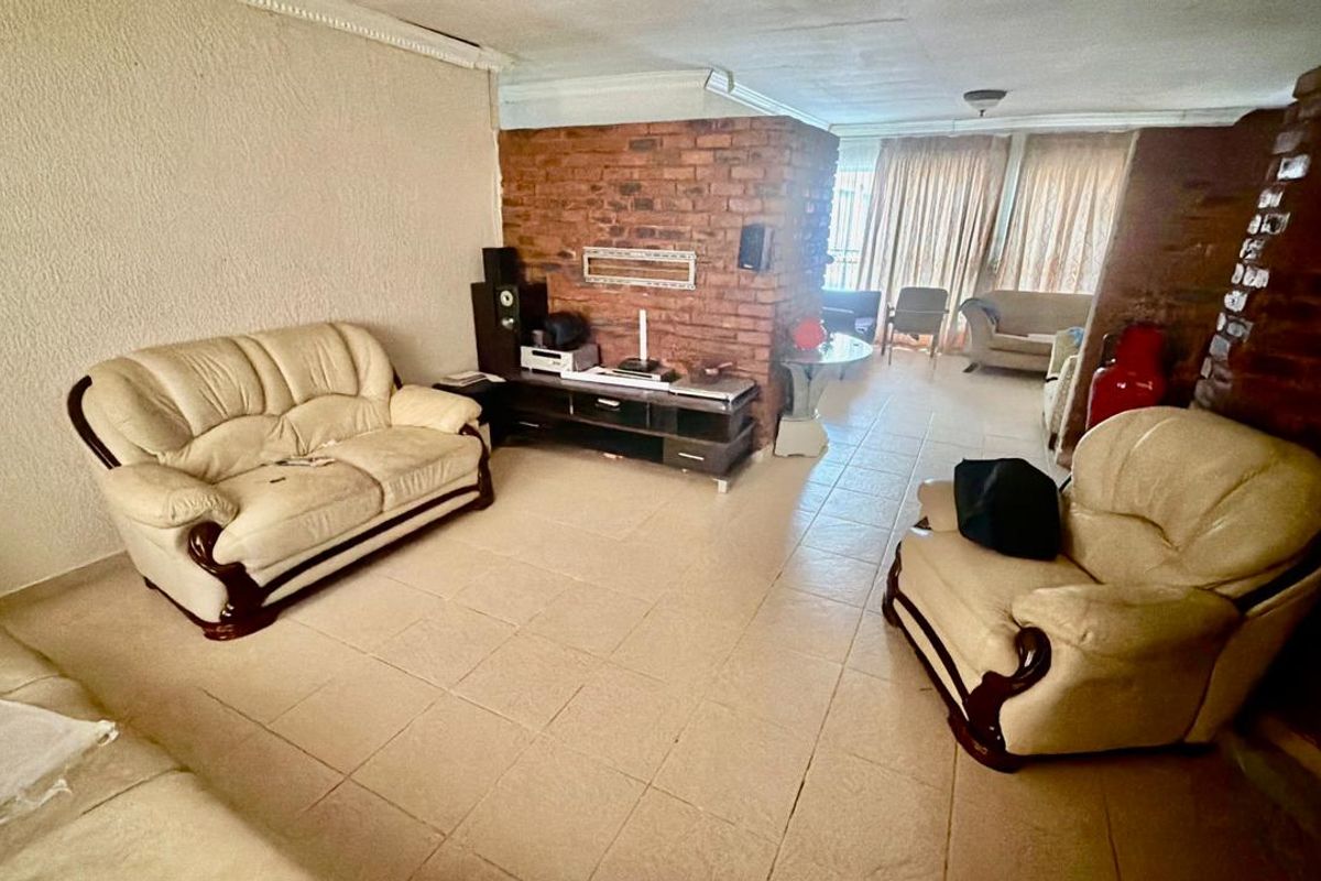 Fixer-Upper with BIG Potential on 1616m2 in La Hoff! - Photo 2