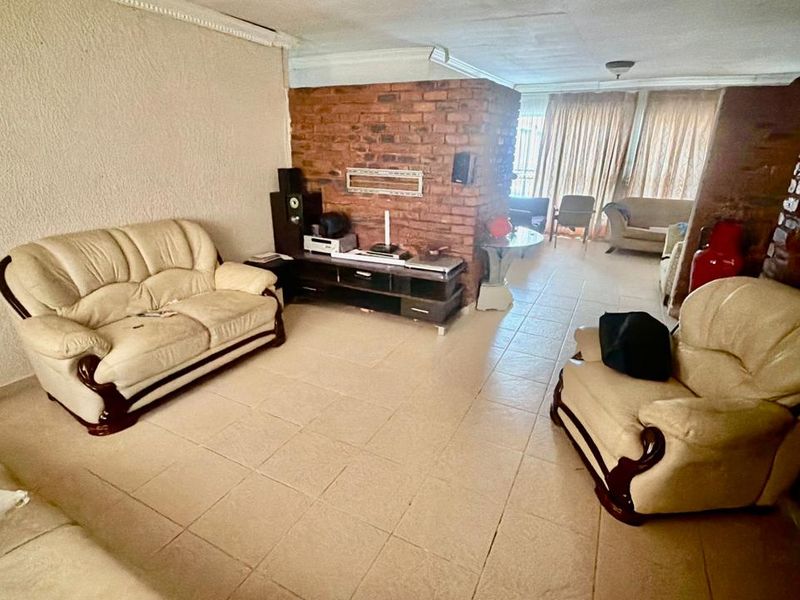 Fixer-Upper with BIG Potential on 1616m2 in La Hoff! - Photo 2