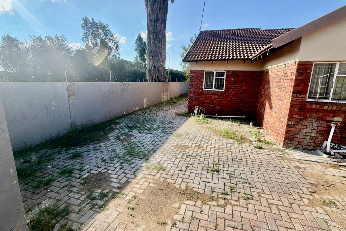 Fixer-Upper with BIG Potential on 1616m2 in La Hoff! - Photo 3