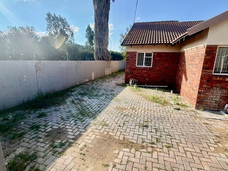 Fixer-Upper with BIG Potential on 1616m2 in La Hoff! - Photo 3