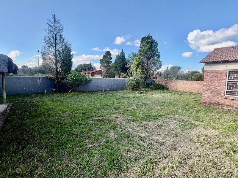 Fixer-Upper with BIG Potential on 1616m2 in La Hoff! - Photo 10