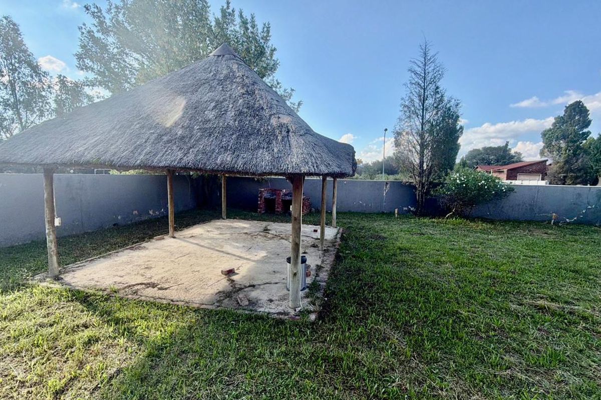 Fixer-Upper with BIG Potential on 1616m2 in La Hoff! - Photo 5