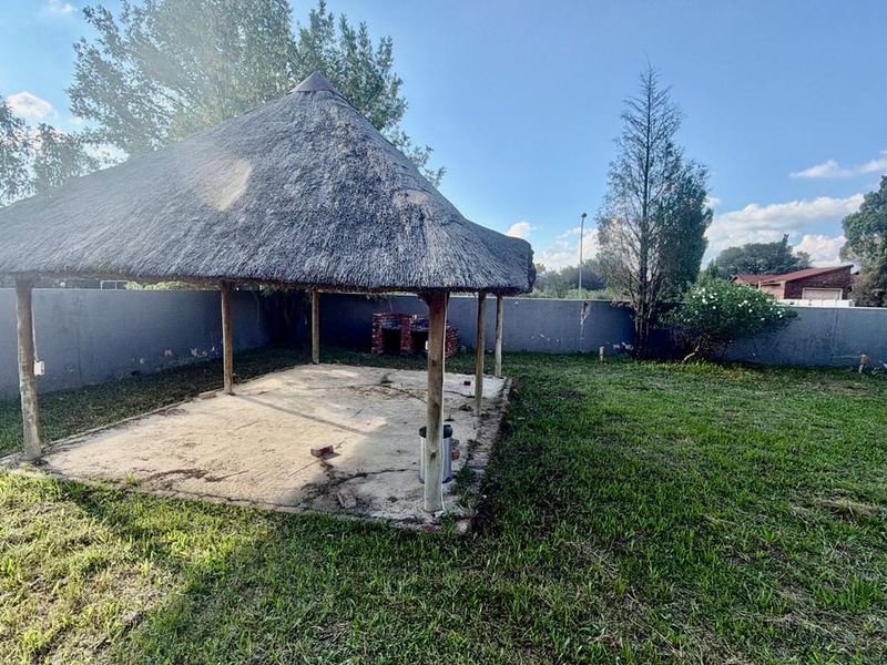 Fixer-Upper with BIG Potential on 1616m2 in La Hoff! - Photo 5