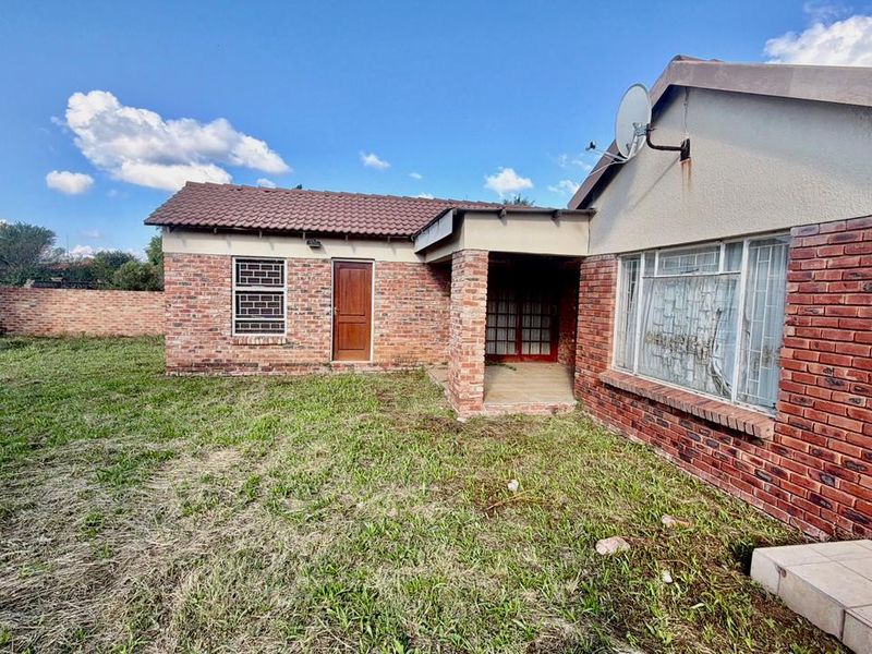 Fixer-Upper with BIG Potential on 1616m2 in La Hoff! - Photo 9