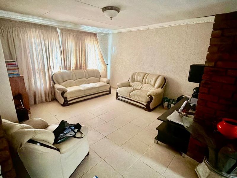 Fixer-Upper with BIG Potential on 1616m2 in La Hoff! - Photo 7