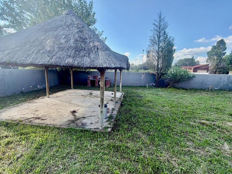 Fixer-Upper with BIG Potential on 1616m2 in La Hoff! - Photo 8