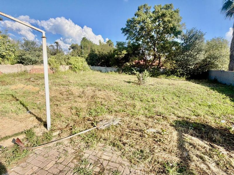 Fixer-Upper with BIG Potential on 1616m2 in La Hoff! - Photo 6