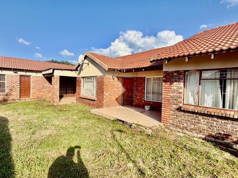 Fixer-Upper with BIG Potential on 1616m2 in La Hoff! - Photo 4