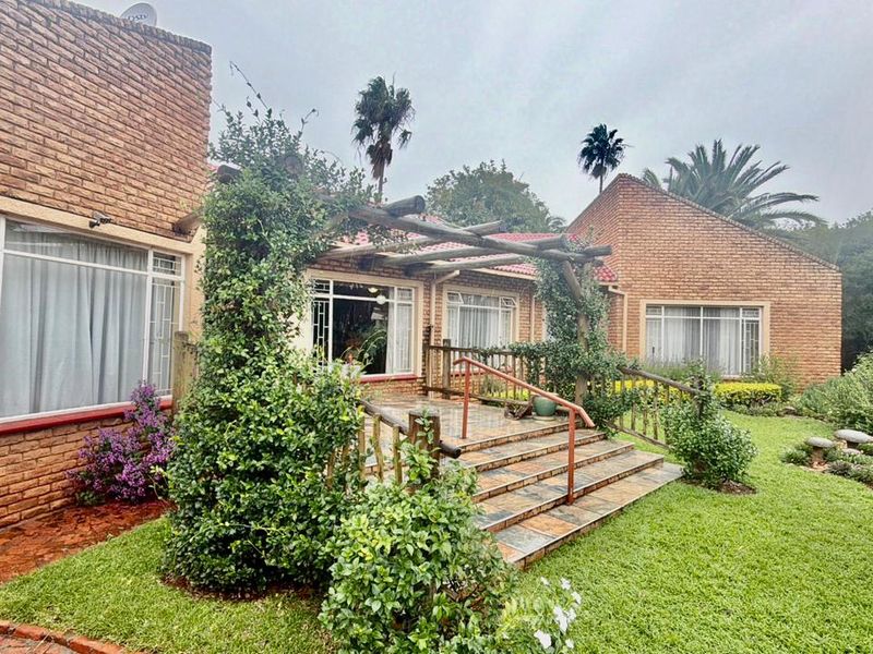 Elegant, Energy-Efficient Family Home with Exceptional Entertaining Spaces in Prime Doringkruin - Photo 2