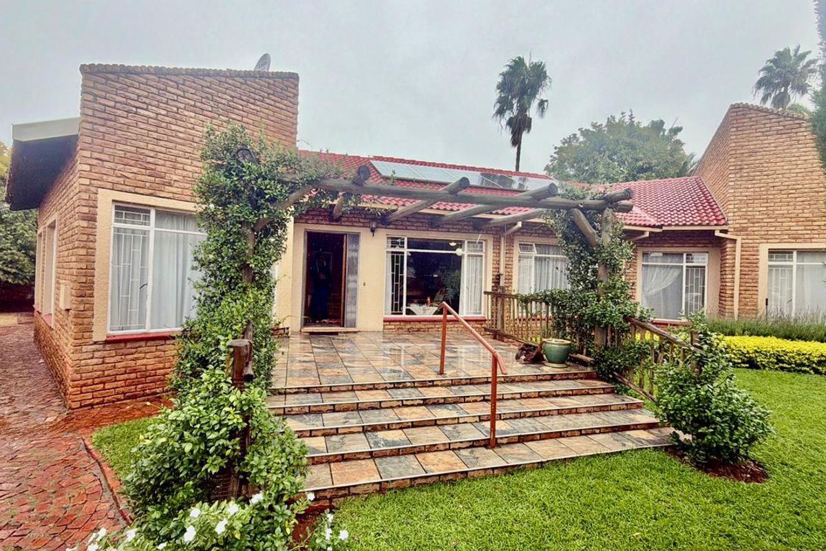 Elegant, Energy-Efficient Family Home with Exceptional Entertaining Spaces in Prime Doringkruin - Photo 3