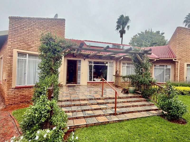 Elegant, Energy-Efficient Family Home with Exceptional Entertaining Spaces in Prime Doringkruin - Photo 3