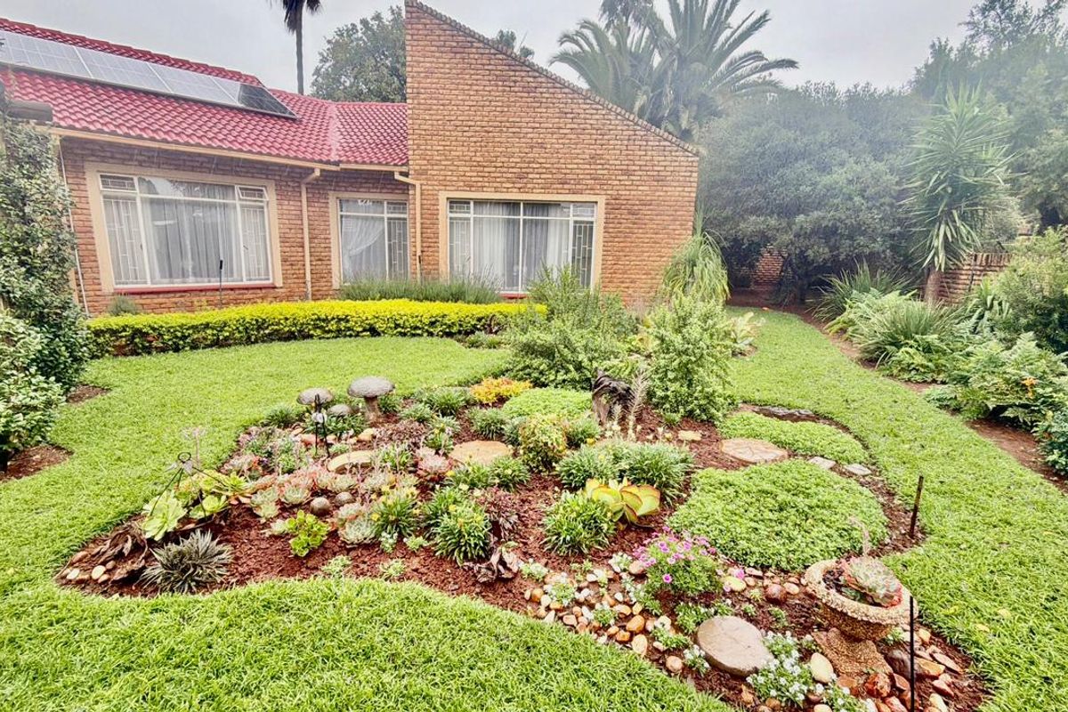 Elegant, Energy-Efficient Family Home with Exceptional Entertaining Spaces in Prime Doringkruin - Photo 4