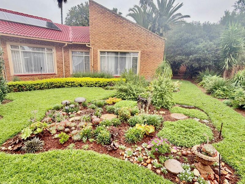 Elegant, Energy-Efficient Family Home with Exceptional Entertaining Spaces in Prime Doringkruin - Photo 4