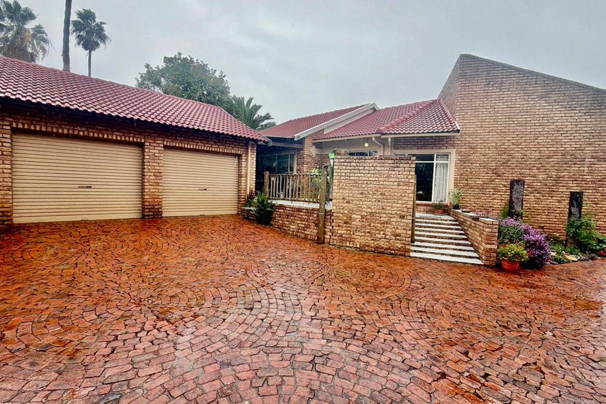 Elegant, Energy-Efficient Family Home with Exceptional Entertaining Spaces in Prime Doringkruin - Photo 5