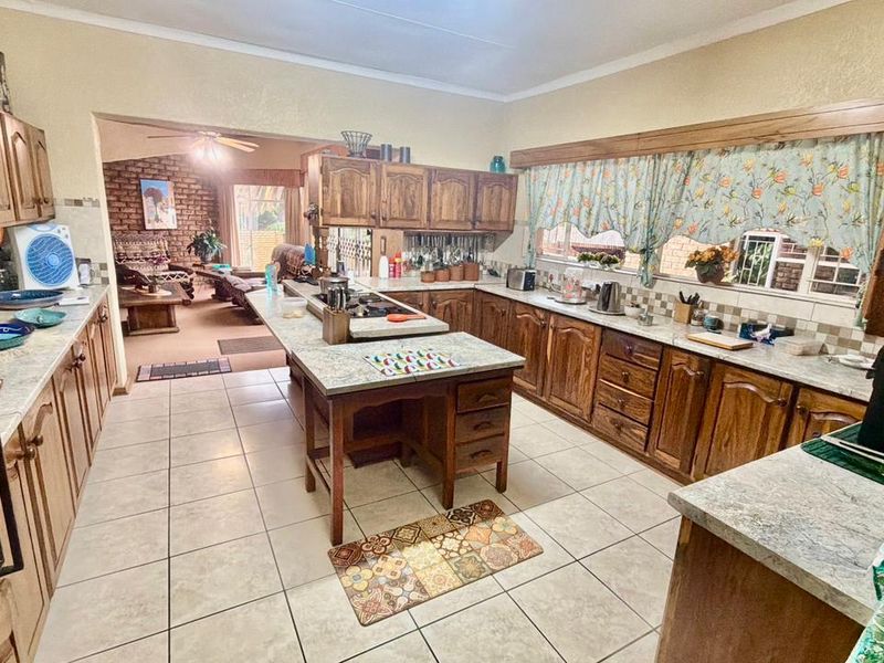 Elegant, Energy-Efficient Family Home with Exceptional Entertaining Spaces in Prime Doringkruin - Photo 10