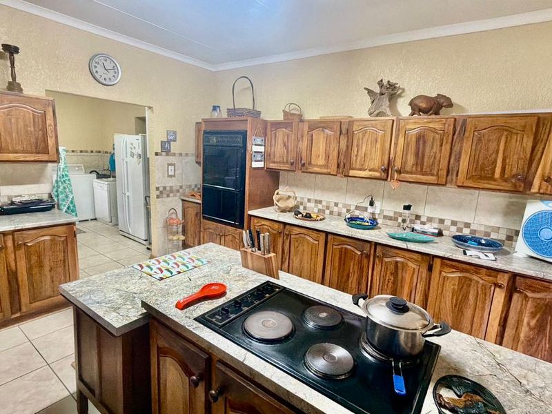 Elegant, Energy-Efficient Family Home with Exceptional Entertaining Spaces in Prime Doringkruin - Photo 9