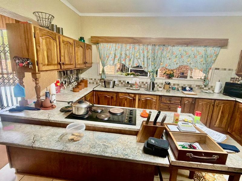 Elegant, Energy-Efficient Family Home with Exceptional Entertaining Spaces in Prime Doringkruin - Photo 8