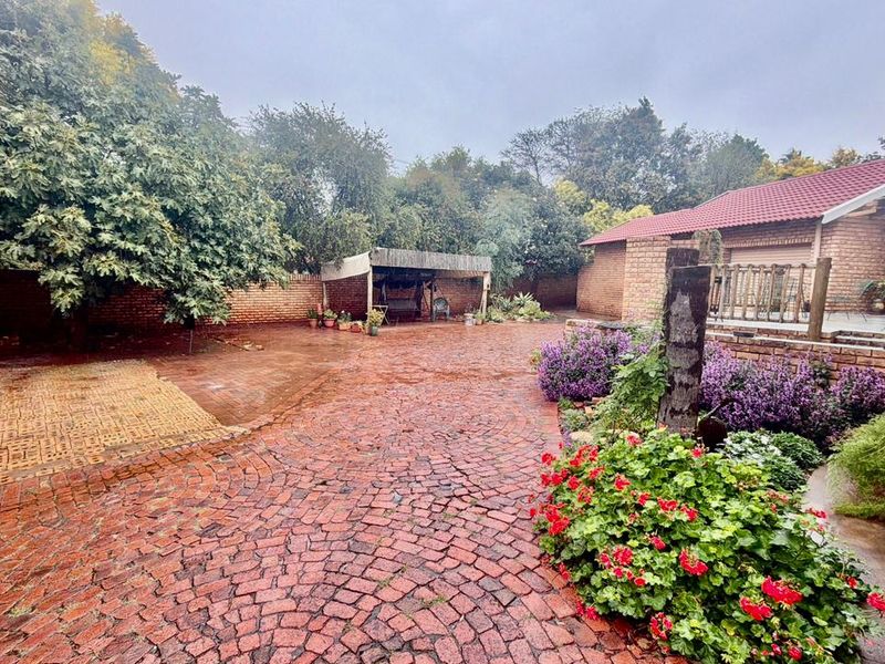 Elegant, Energy-Efficient Family Home with Exceptional Entertaining Spaces in Prime Doringkruin - Photo 6