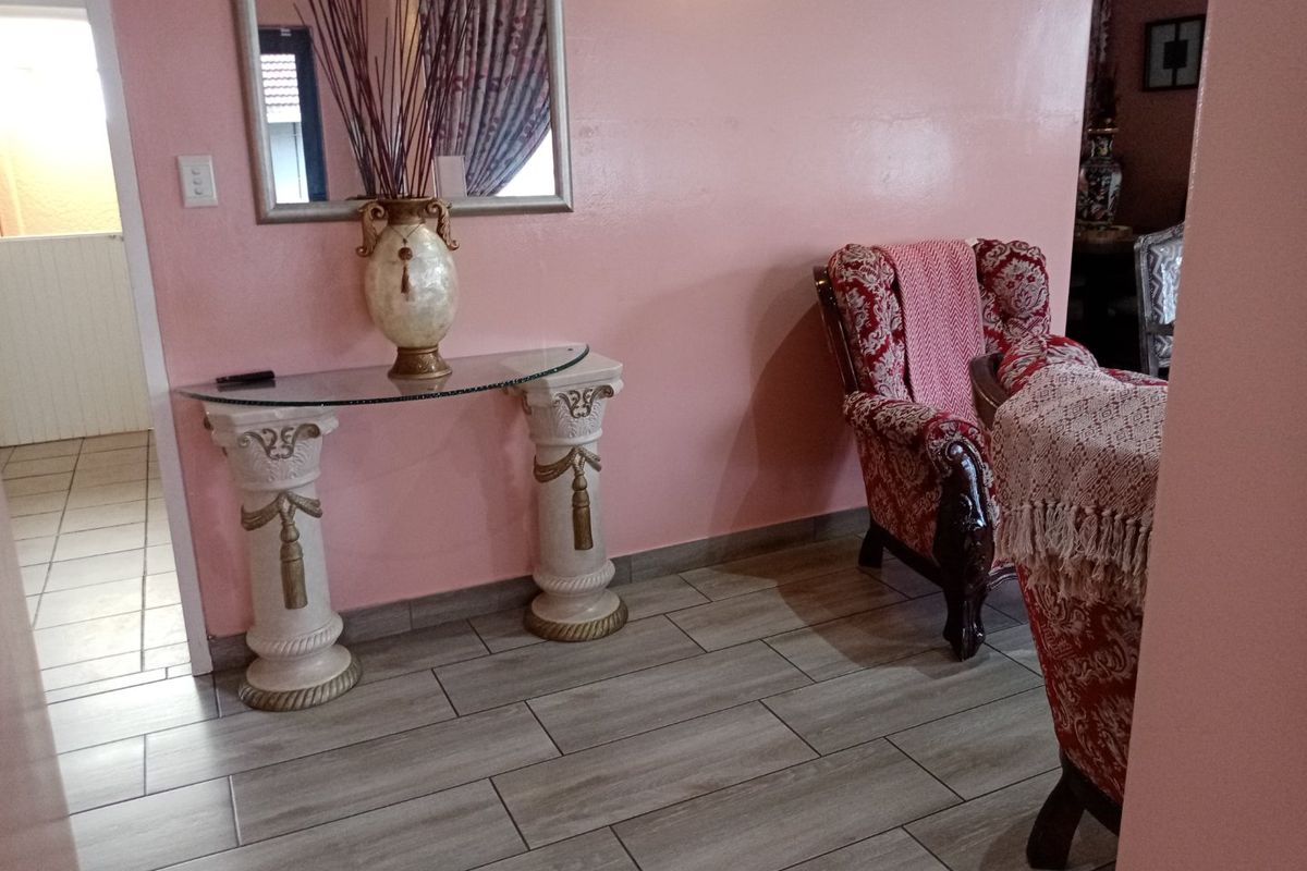 This Charming Residence Offers A Rare Oppoturnity  To Own A Piece Of Timeless Elegance !! - Photo 5