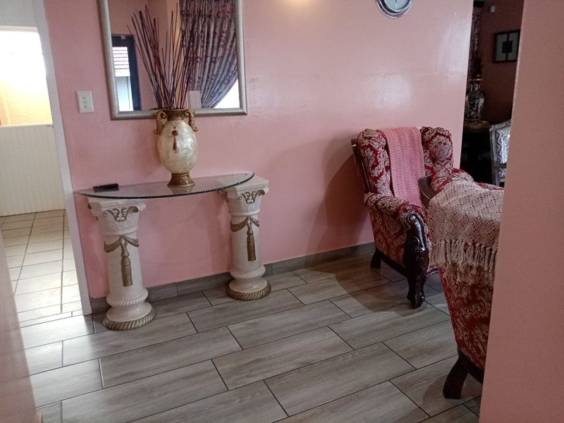 This Charming Residence Offers A Rare Oppoturnity  To Own A Piece Of Timeless Elegance !! - Photo 5