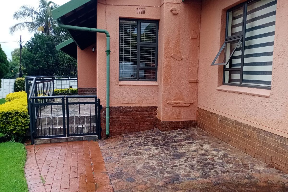 This Charming Residence Offers A Rare Oppoturnity  To Own A Piece Of Timeless Elegance !! - Photo 2