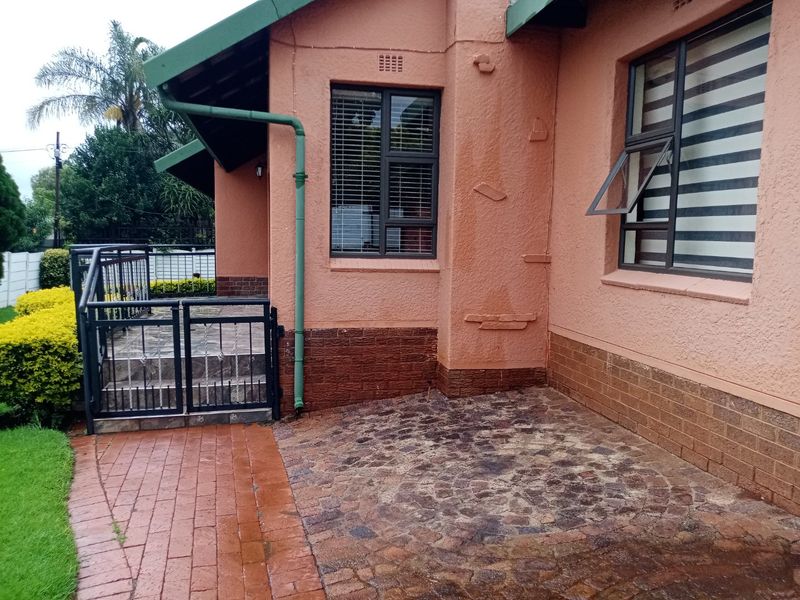 This Charming Residence Offers A Rare Oppoturnity  To Own A Piece Of Timeless Elegance !! - Photo 2