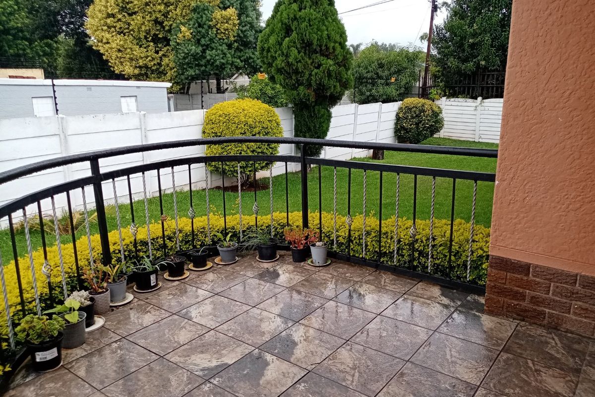 This Charming Residence Offers A Rare Oppoturnity  To Own A Piece Of Timeless Elegance !! - Photo 3