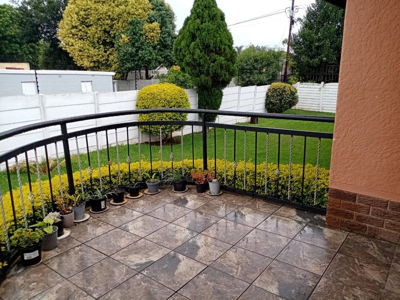 This Charming Residence Offers A Rare Oppoturnity  To Own A Piece Of Timeless Elegance !! - Photo 3