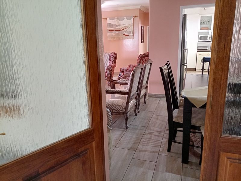 This Charming Residence Offers A Rare Oppoturnity  To Own A Piece Of Timeless Elegance !! - Photo 10