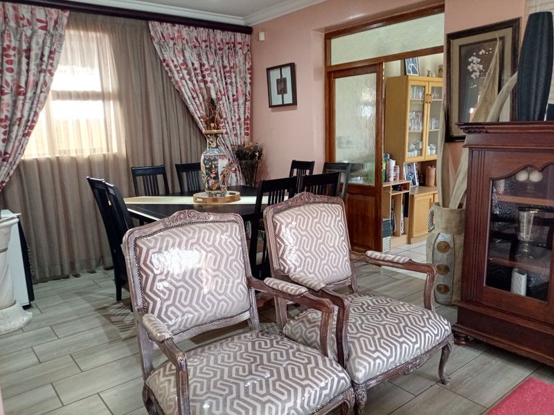 This Charming Residence Offers A Rare Oppoturnity  To Own A Piece Of Timeless Elegance !! - Photo 8