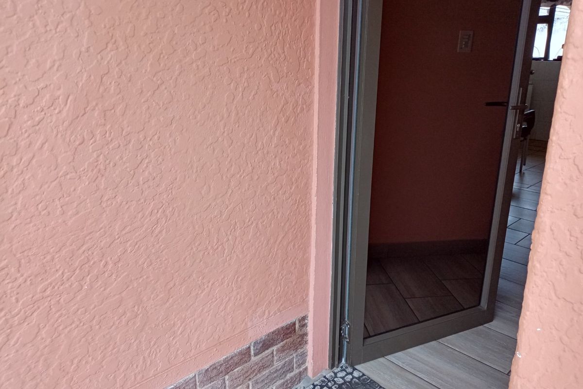 This Charming Residence Offers A Rare Oppoturnity  To Own A Piece Of Timeless Elegance !! - Photo 4