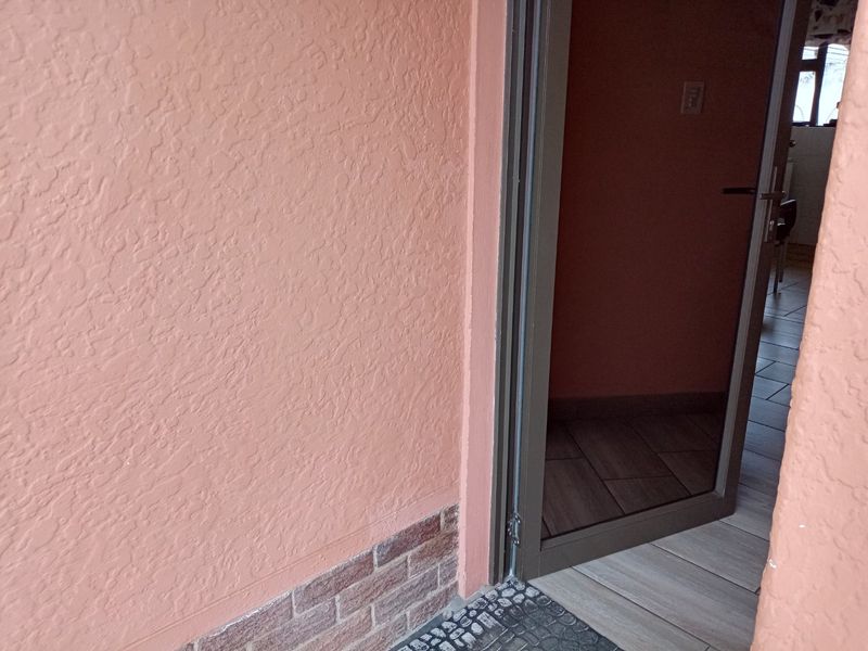 This Charming Residence Offers A Rare Oppoturnity  To Own A Piece Of Timeless Elegance !! - Photo 4